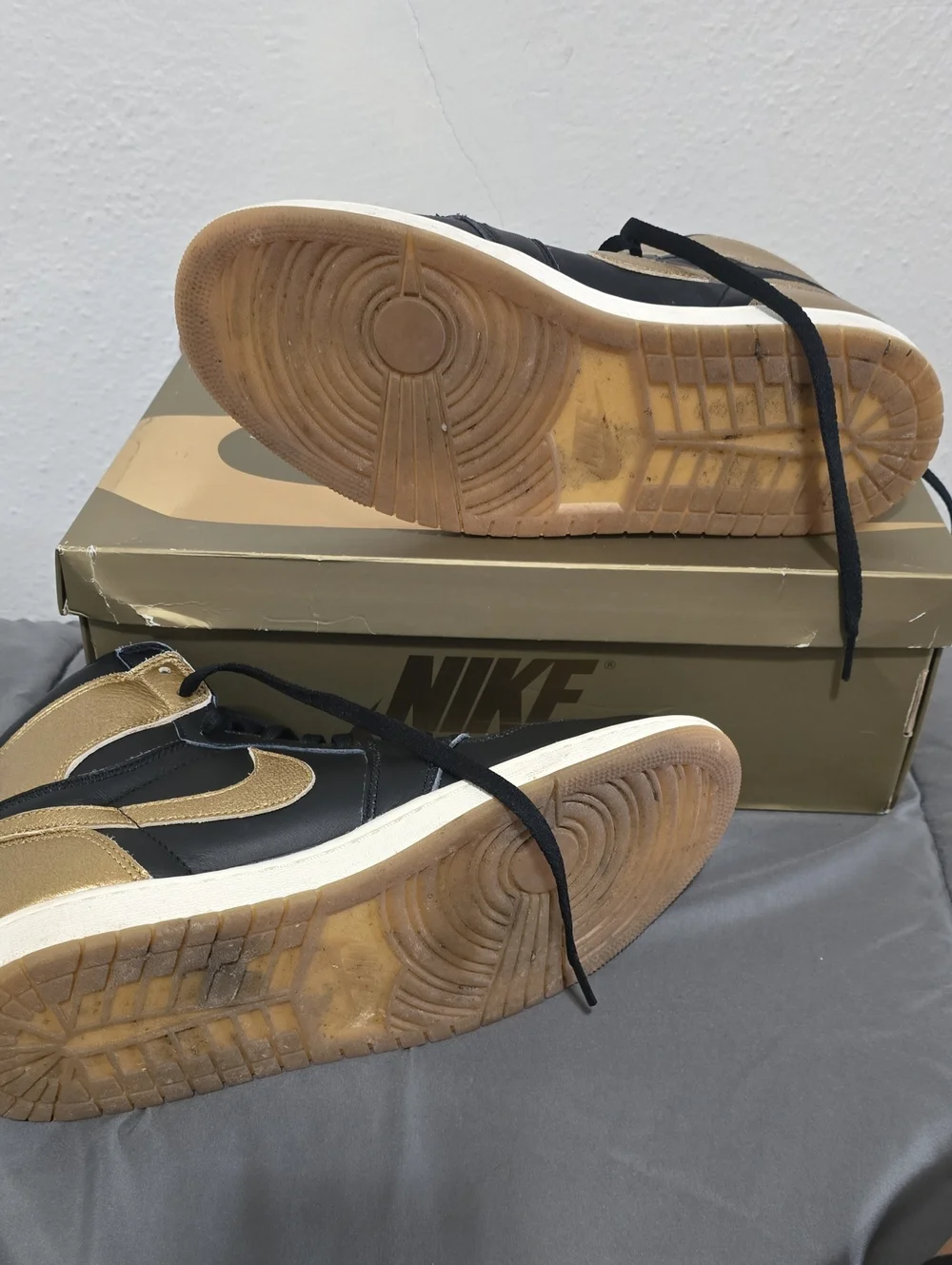 Jordan 1 Mid - Black/Gold